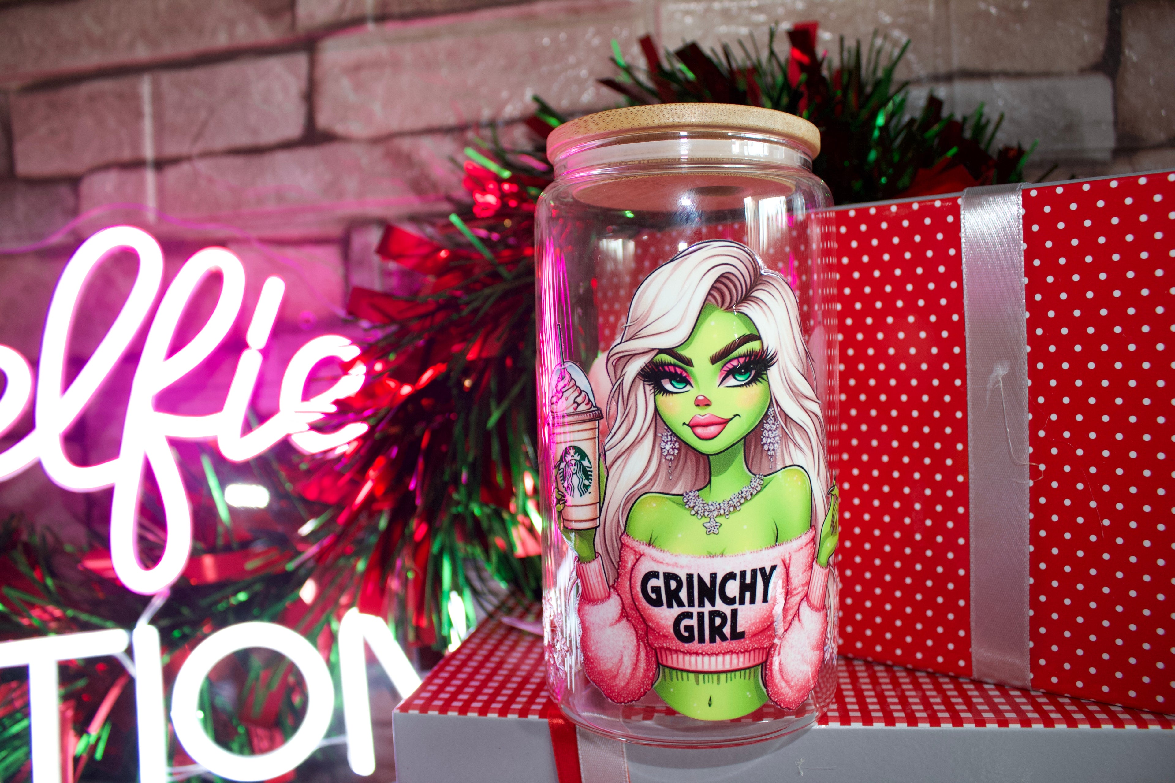 Verre illustré tendance 16oz – "Grinchy Girl" Rose Fluo | Réutilisable - Beauty Nini