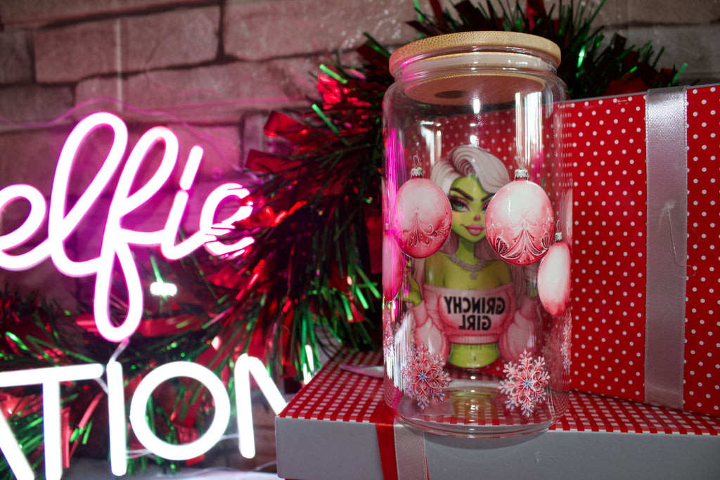 Verre illustré tendance 16oz – "Grinchy Girl" Rose Fluo | Réutilisable - Beauty Nini