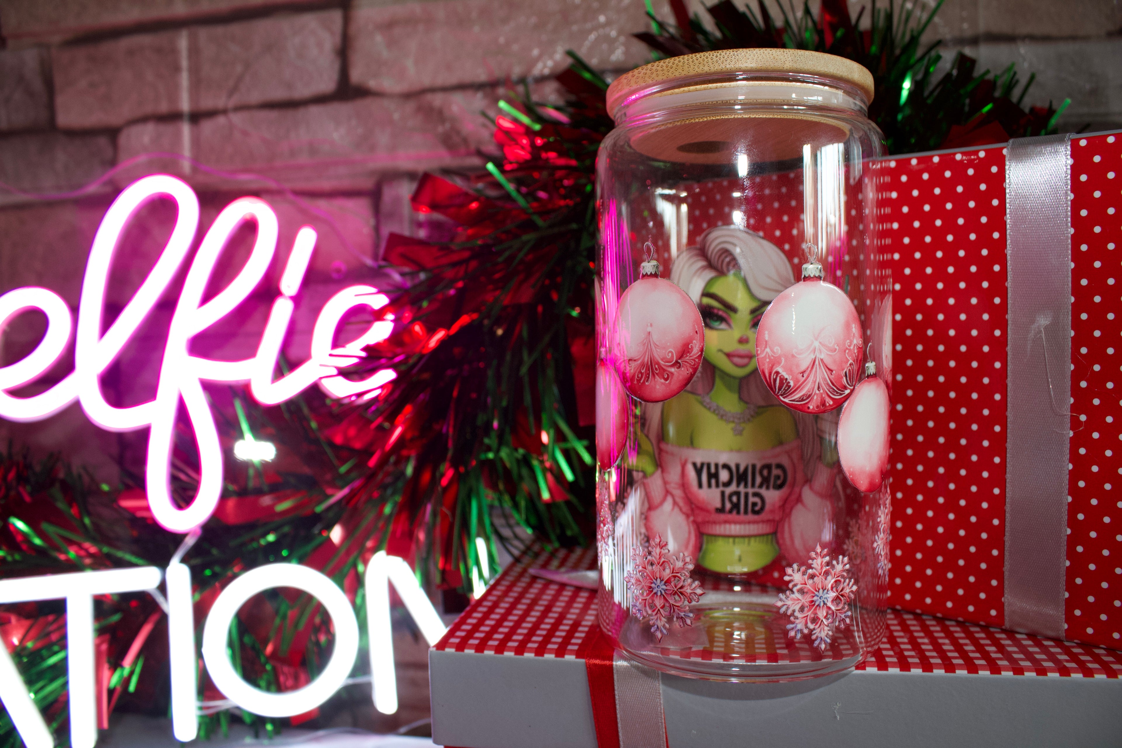 Verre illustré tendance 16oz – "Grinchy Girl" Rose Fluo | Réutilisable - Beauty Nini