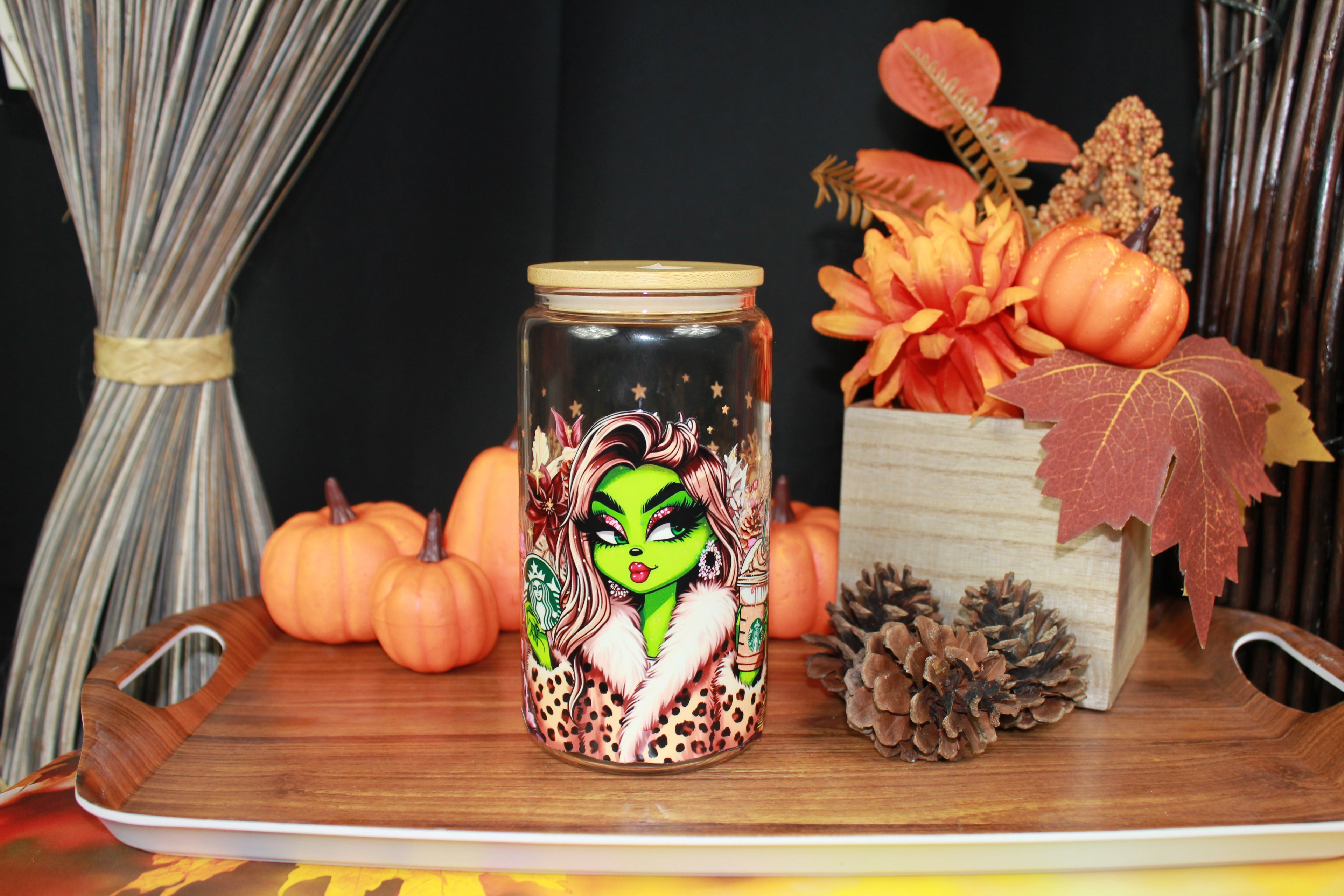Verre stylé 16oz – "Grinchy Girl Glam" | Avec couvercle bambou + paille - Beauty Nini