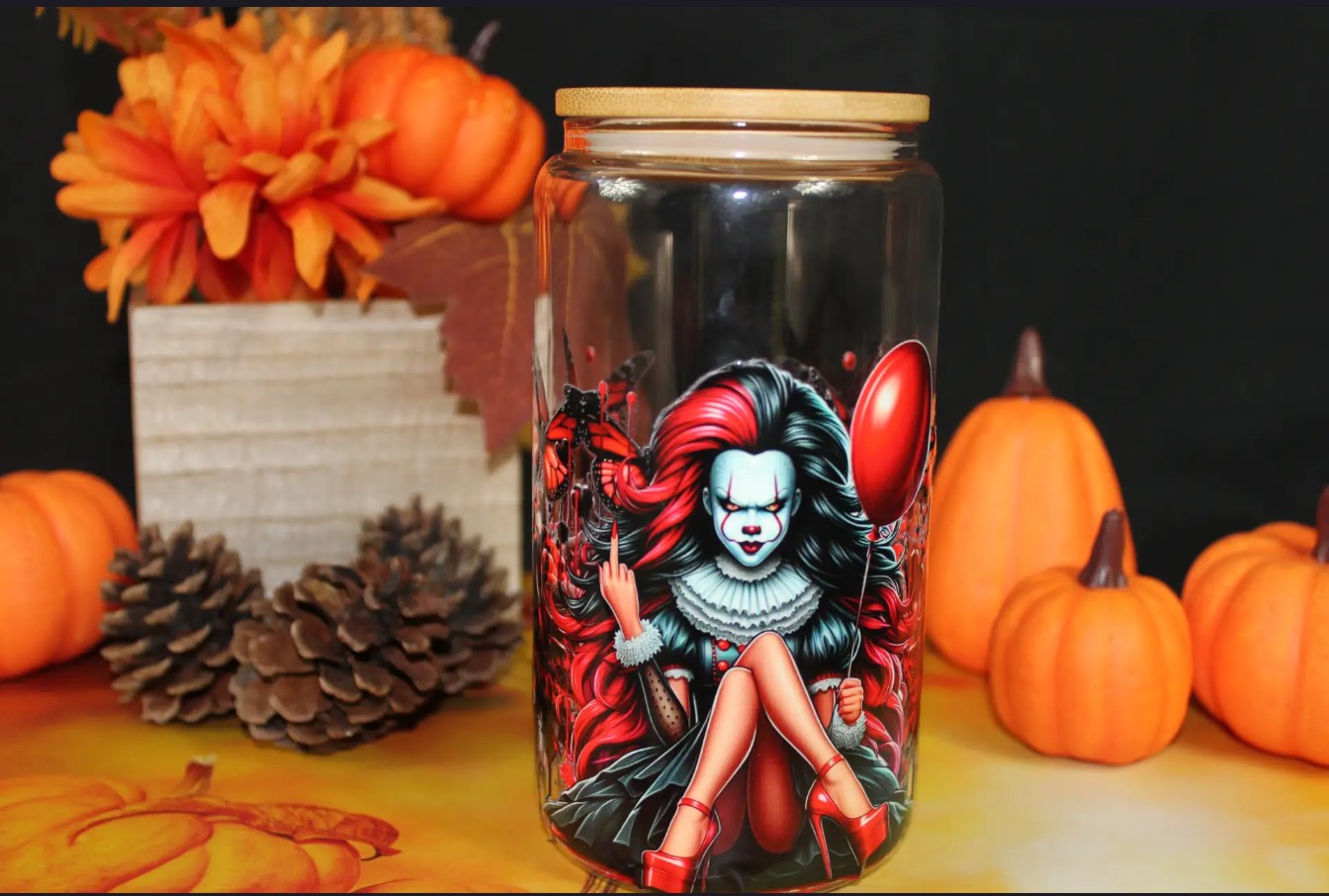 Verre en verre 16oz Pennywise Glam – Mug horreur avec couvercle bambou & paille réutilisable – Cadeau Halloween / Film d’horreur - Beauty Nini