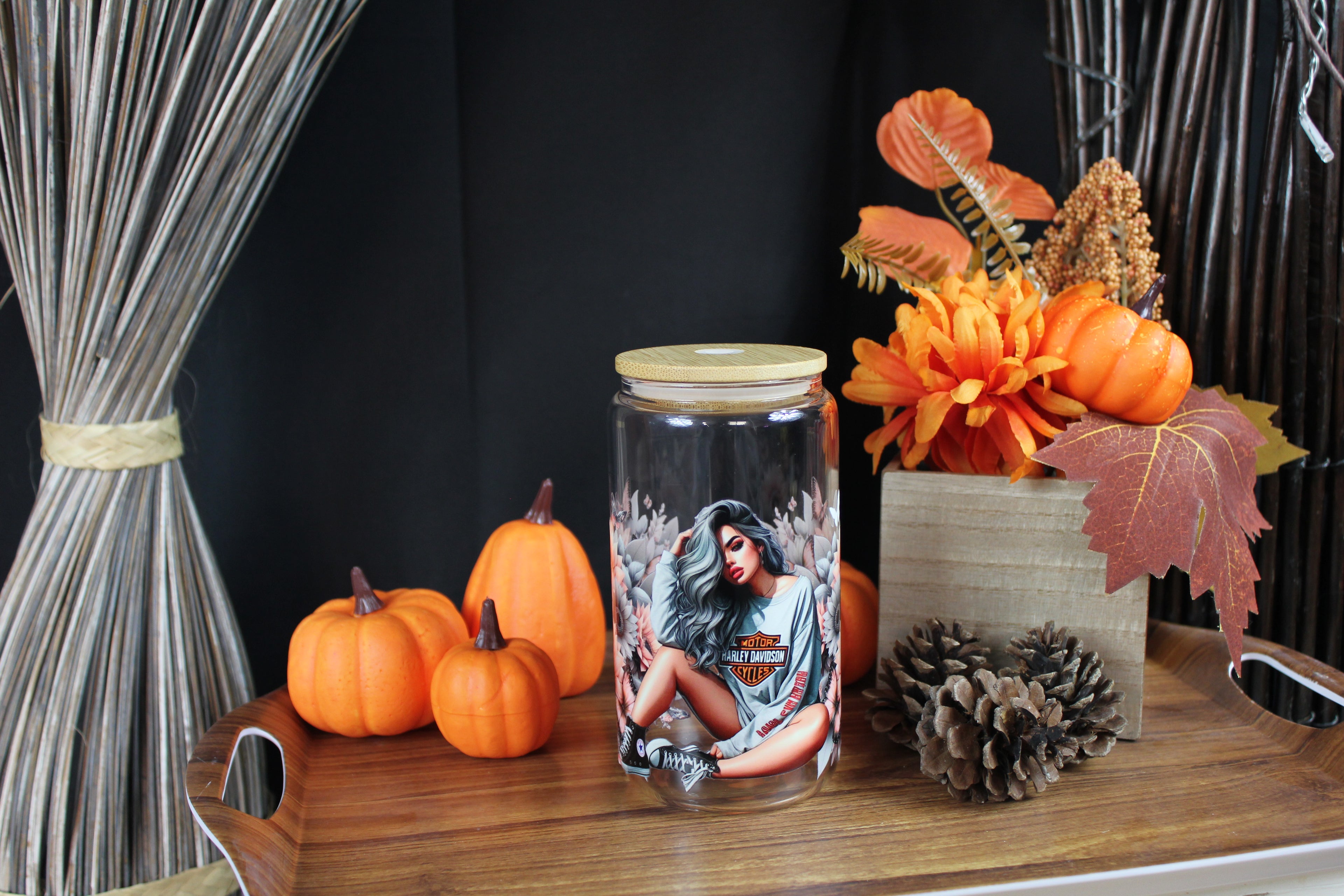 Verre 16oz Harley-Davidson – Illustration Femme Stylisée | Couvercle Bambou + Paille - Beauty Nini