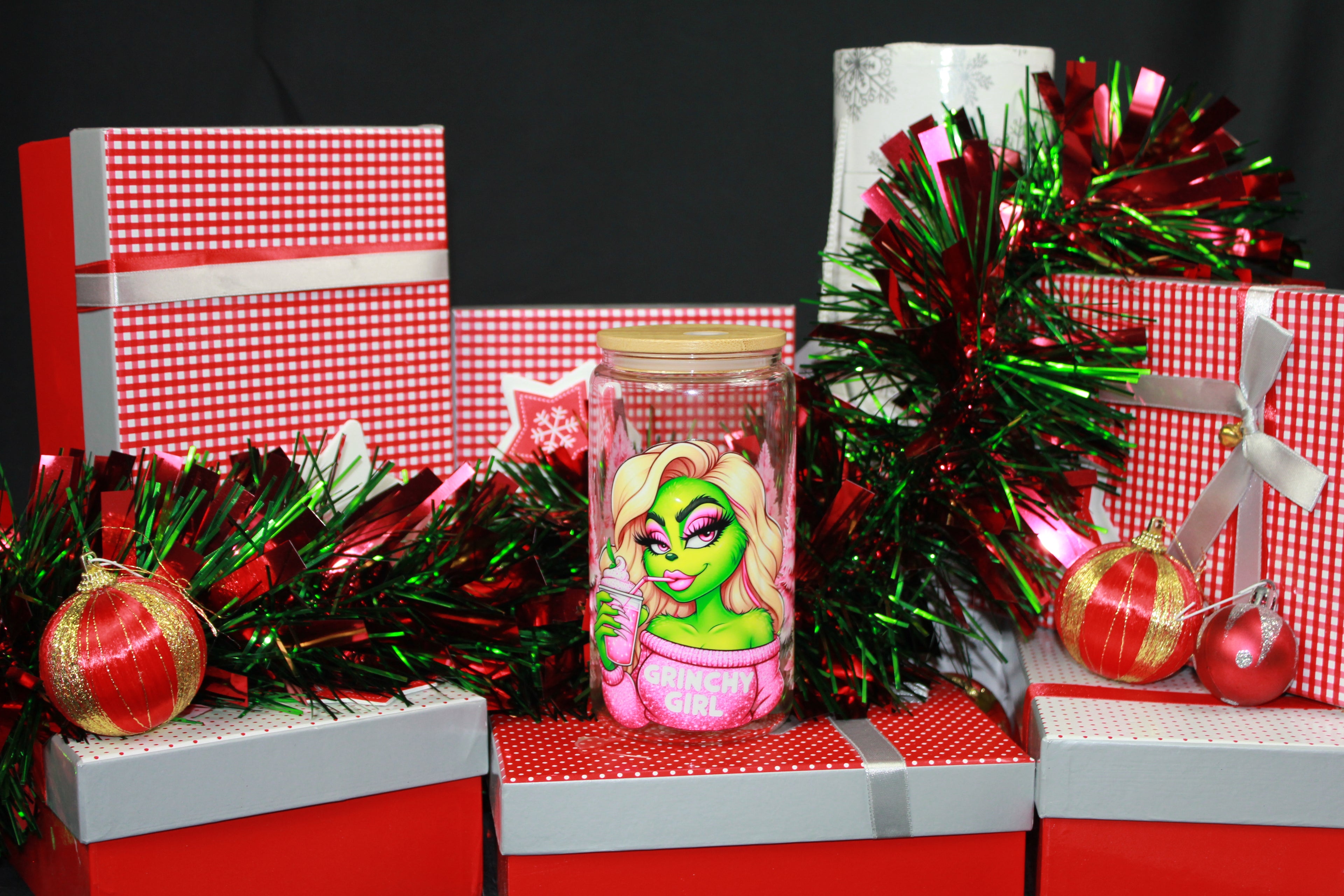 Verre décoré premium 16oz – "Grinchy Girl" Sweet Pink | Chaud & froid - Beauty Nini
