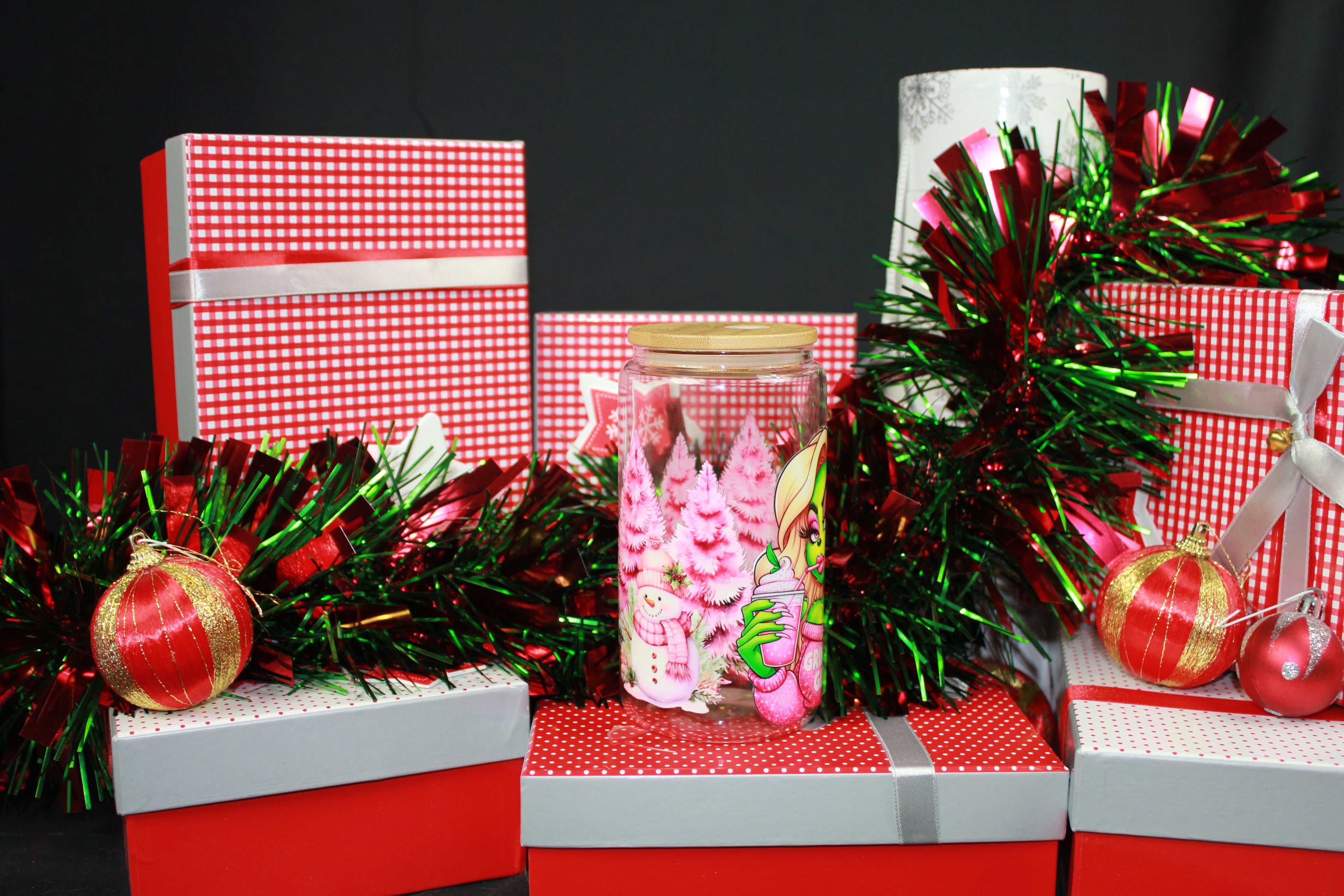 Verre décoré premium 16oz – "Grinchy Girl" Sweet Pink | Chaud & froid - Beauty Nini