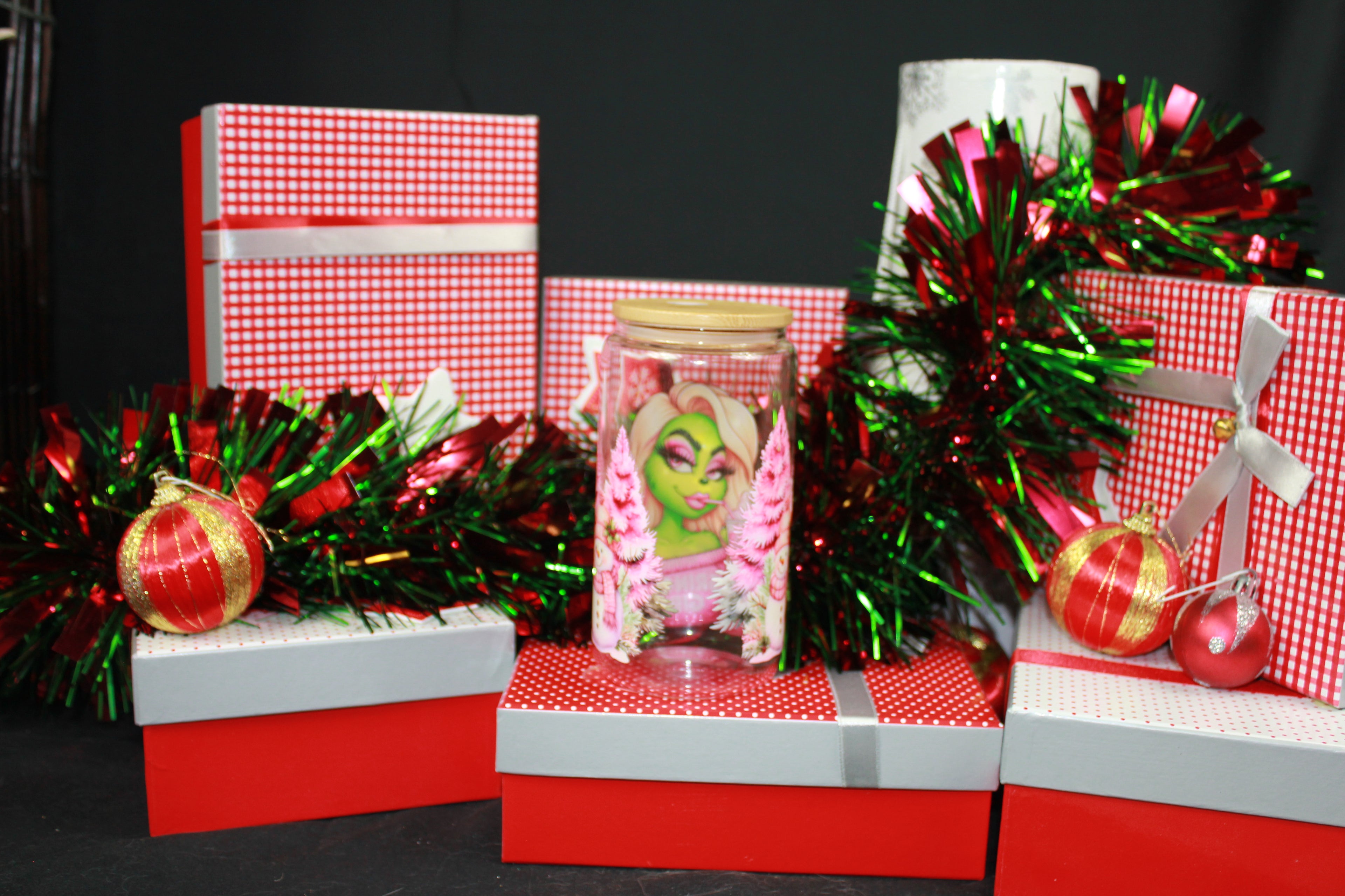 Verre décoré premium 16oz – "Grinchy Girl" Sweet Pink | Chaud & froid - Beauty Nini